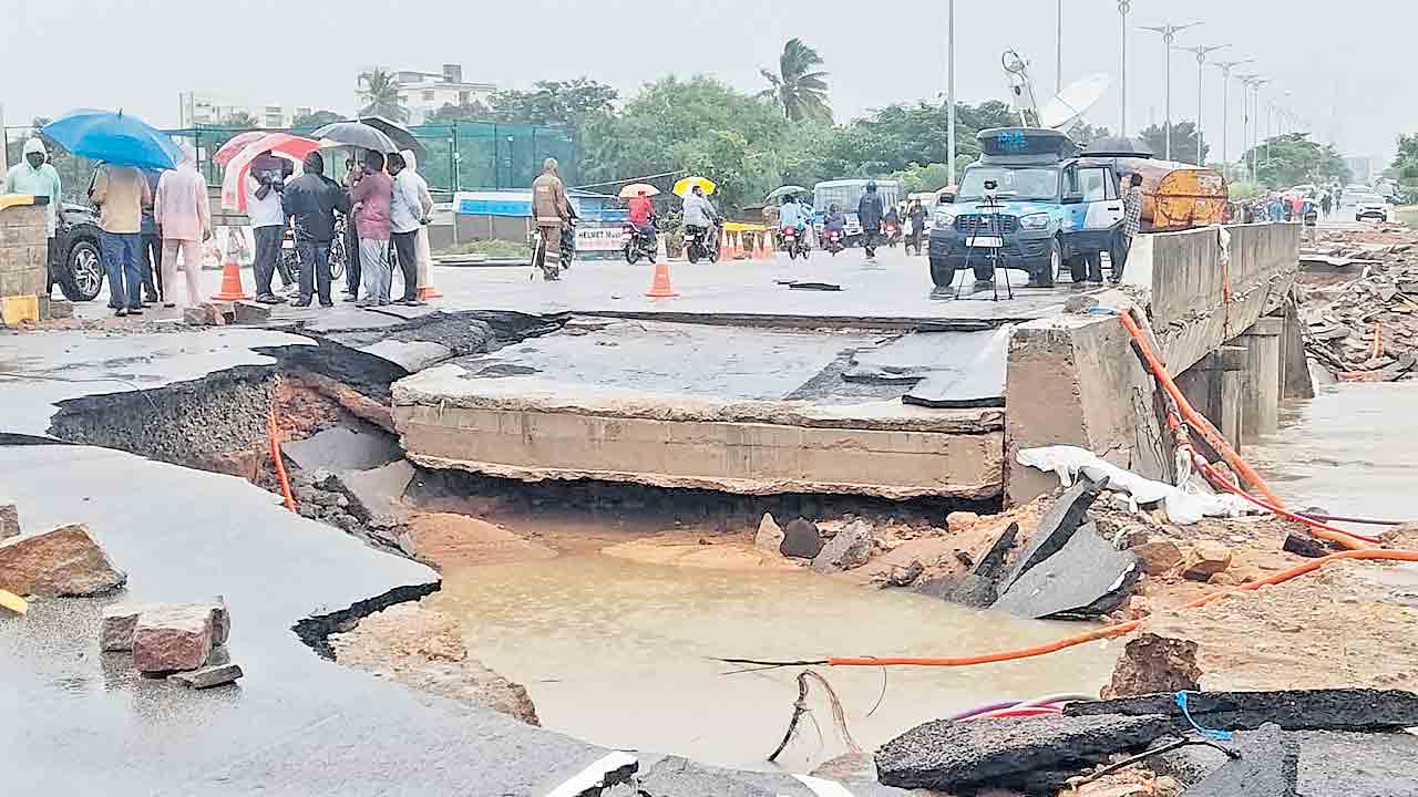 కామారెడ్డి హౌసింగ్‌బోర్డు కాలనీ వద్ద కోతకు గురైన పాత హైదరాబాద్‌ రహదారి 