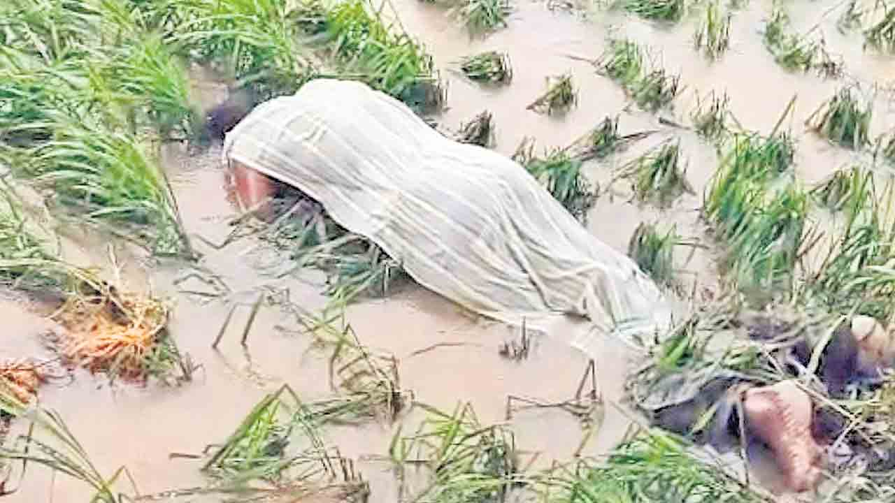మెదక్‌ జిల్లా హవేళీఘన్‌పూర్‌ మండలం రాజ్‌పేట్‌తండా వద్ద పొలంలో దొరికిన సత్యనారాయణ మృతదేహం 