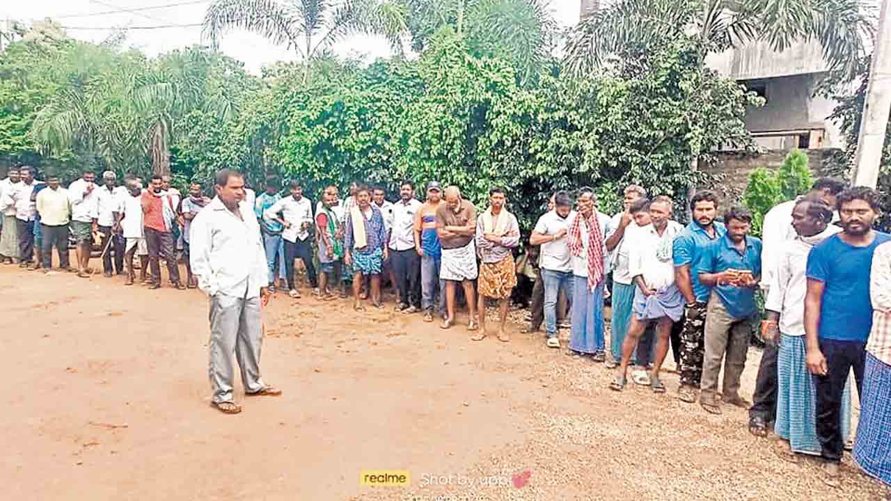 యూరియా కోసం వర్షంలోనూ తప్పని అవస్థలు