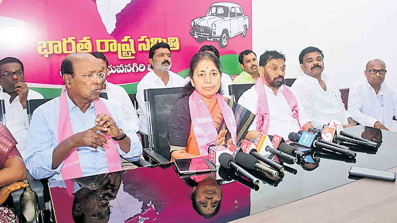 ప్రభుత్వానికి రైతుల గోస పట్టడం లేదు.. ఆలేరు మాజీ ఎమ్మెల్యే గొంగిడి సునీతామహేందర్‌రెడ్డి