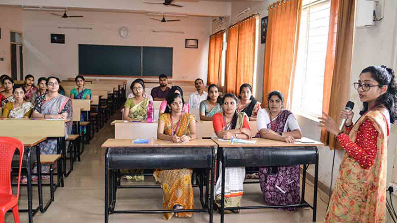 జూనియర్లకు ప్రిన్సిపాల్‌ బాధ్యతలా..?