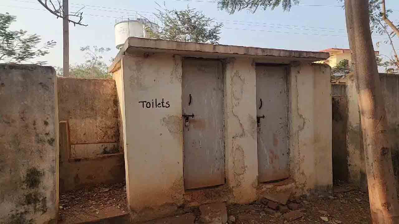 120 మందికి ఒకటే బాత్‌రూమ్‌… ఒకే రూమ్‌లో 8-10 మంది వరకు ఉంటున్న విద్యార్థులు