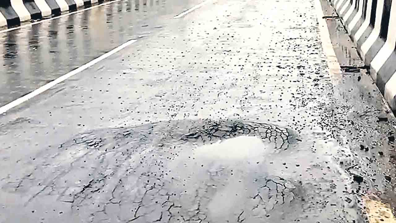 రూ.422 కోట్లతో కట్టిన ఫ్లైఓవర్‌.. ప్రారంభించిన కొద్దిరోజులకే గుంతలు..