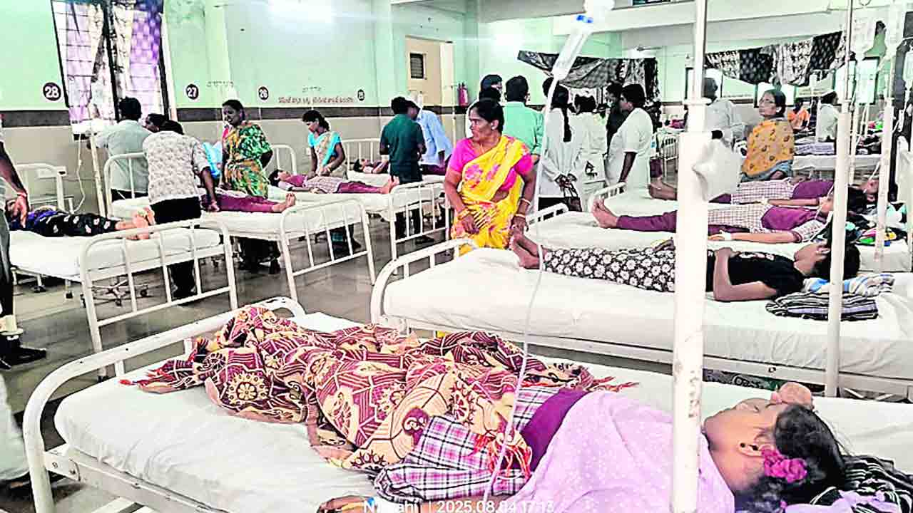 కిచిడీలో పురుగులు.. విద్యార్థులు ఆస్పత్రిపాలు