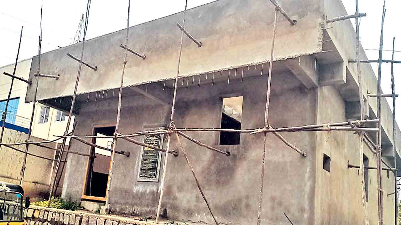 నిర్మాణ దశలోనే ప్రారంభోత్సవాలు