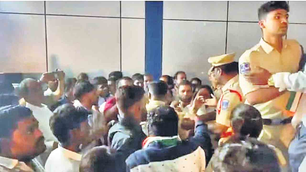 డిష్యూం.. డిష్యూం..