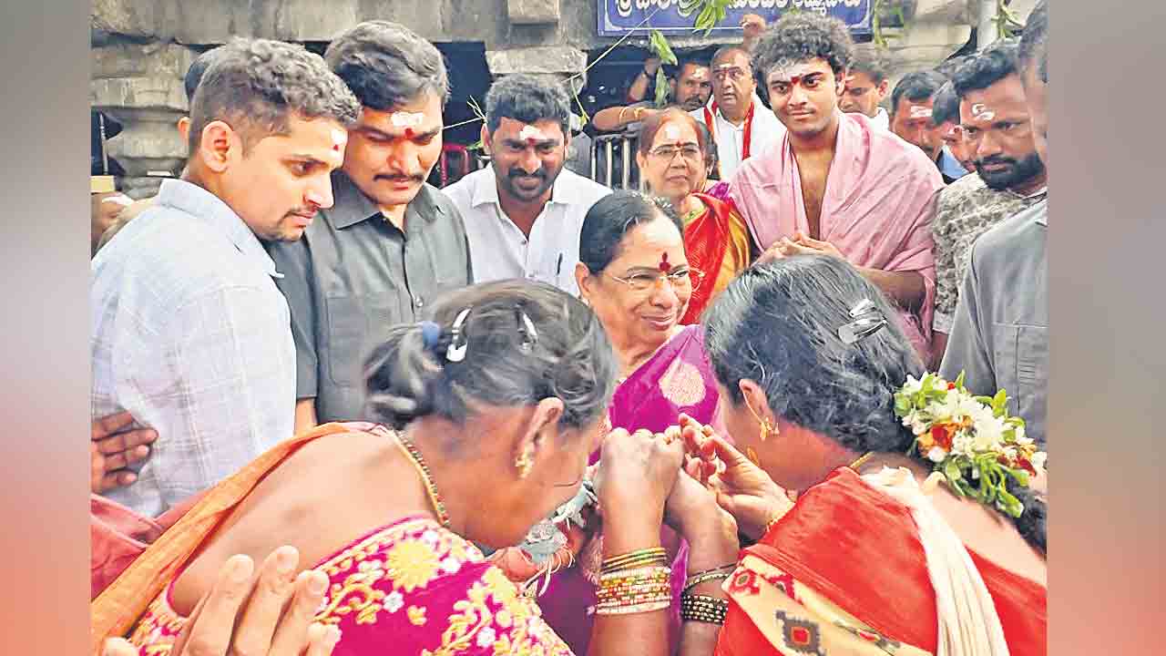 KCR | మా సారు మళ్లీ రావాలె.. రెండేండ్లు మంచిగ చూసుకోండి… కేసీఆర్‌ సతీమణి శోభమ్మతో జనం