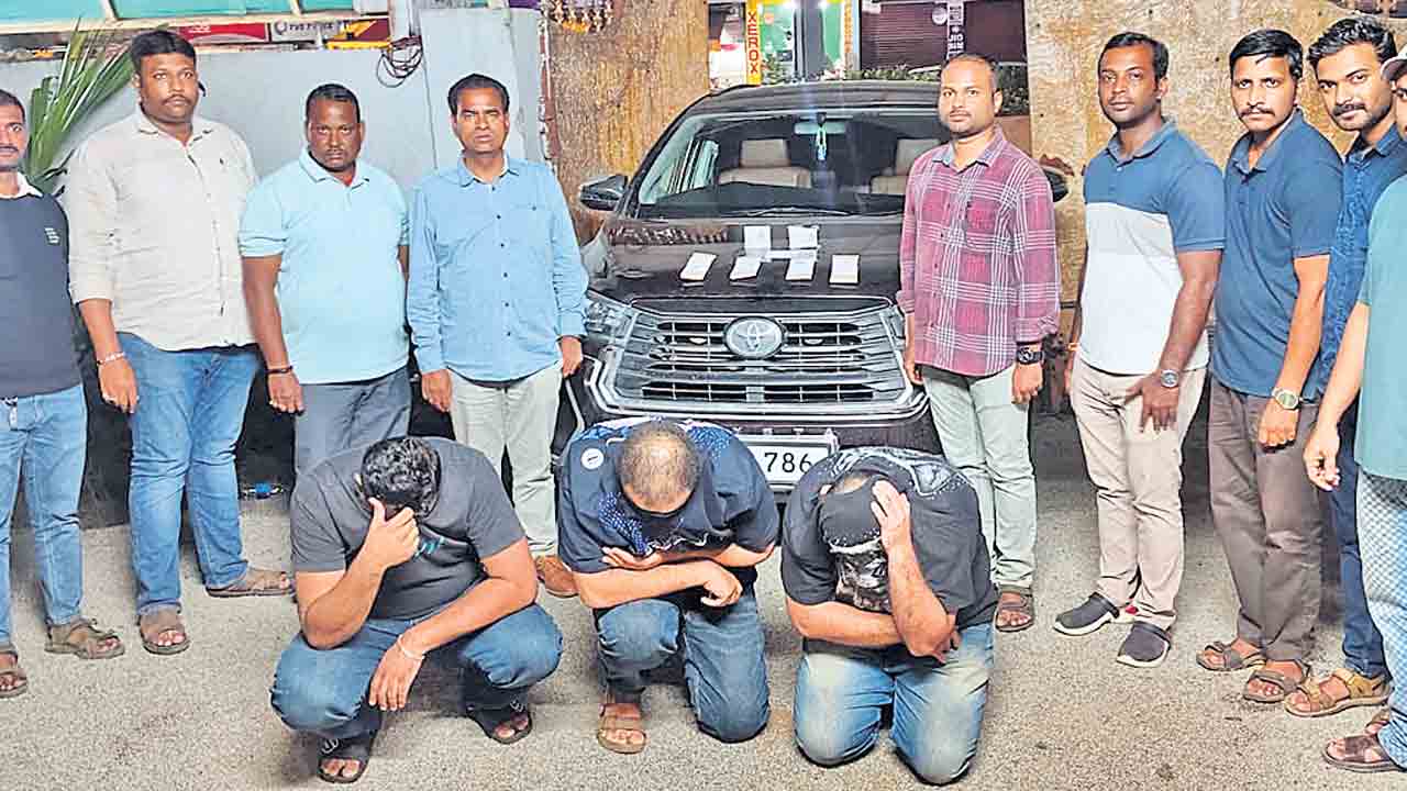 నగరంలో వేర్వేరు చోట్ల డ్రగ్స్‌ పట్టివేత..8మంది అరెస్ట్‌