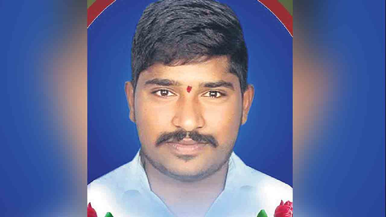 రోడ్డు ప్రమాదంలో యువకుడి మృతి