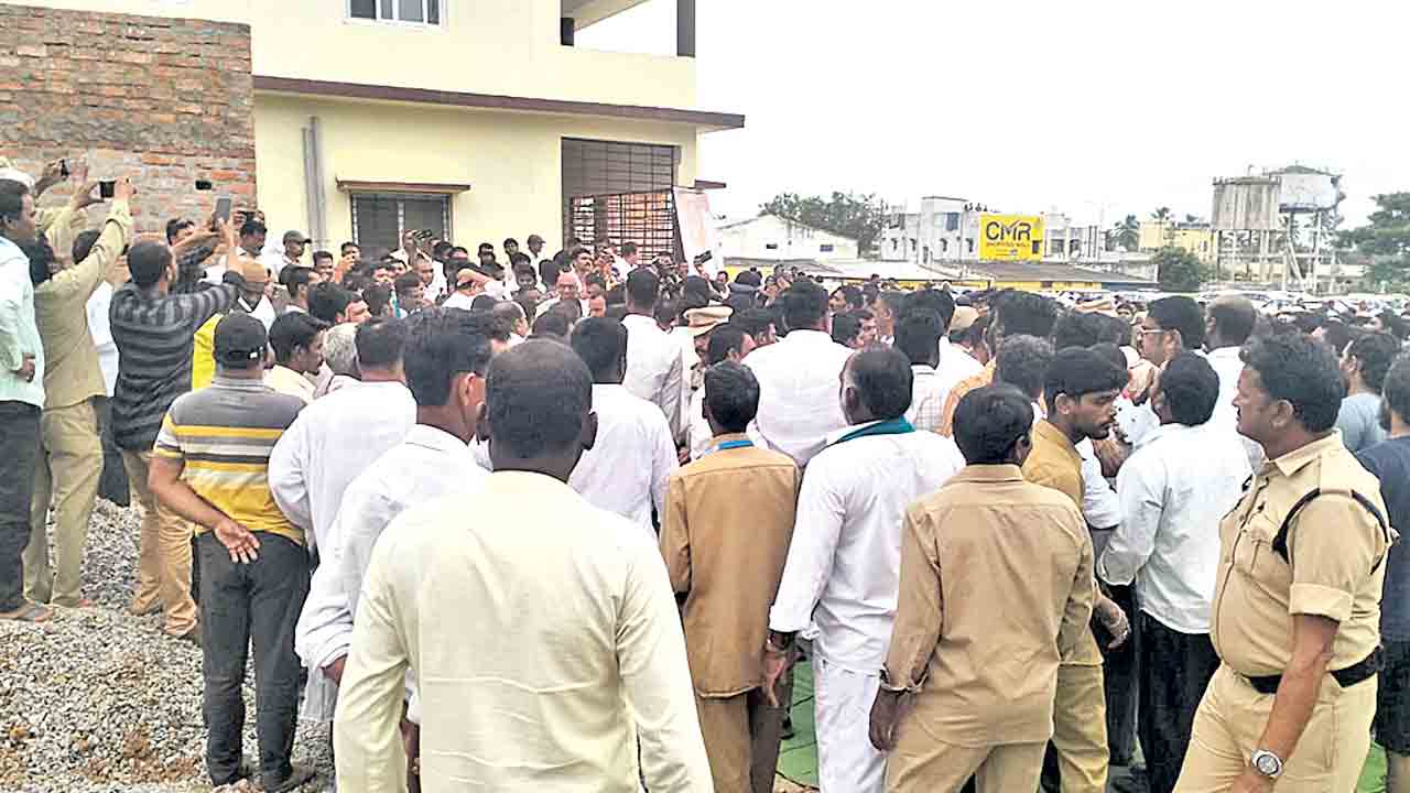 మంత్రి సీతక్క పర్యటనలో ఉద్రిక్తత