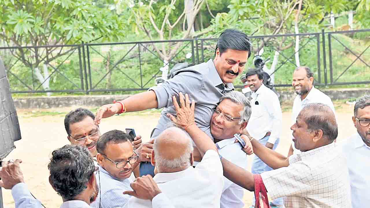 గోపన్‌పల్లి అక్రమ లేఅవుట్‌పై హైకోర్టు స్టే