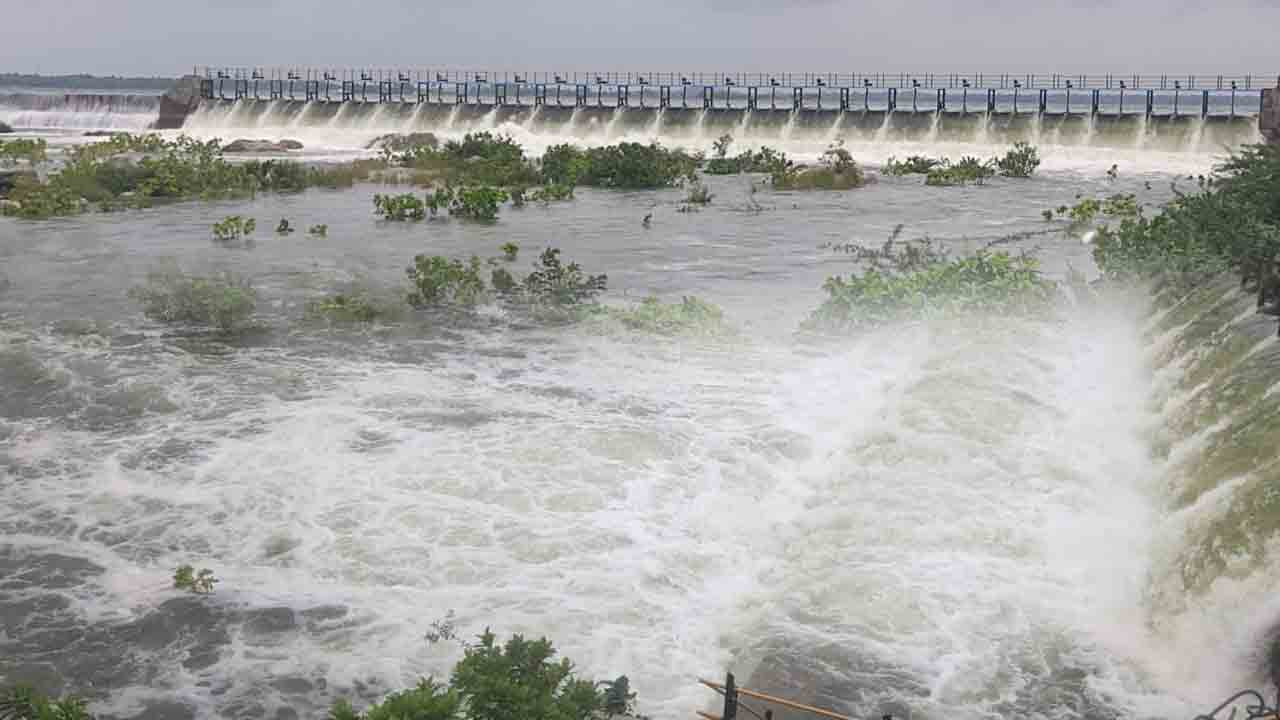 పాలేరుకు పోటెత్తిన వరద