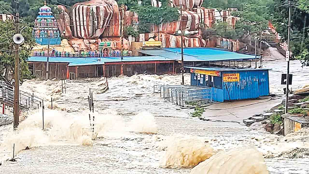 ముంచెత్తిన వాన.. మరో మూడు రోజులు భారీ వర్షాలు