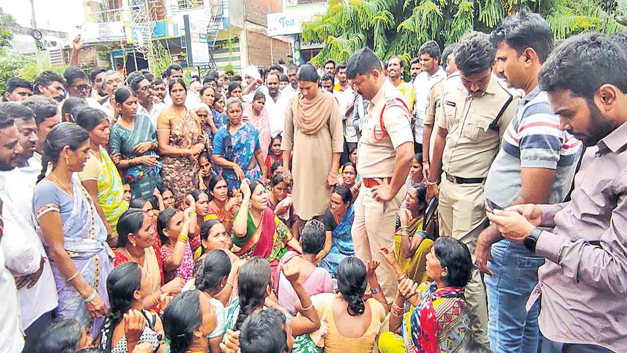 ఇవ్వకపోతే గద్దె దిగాలి