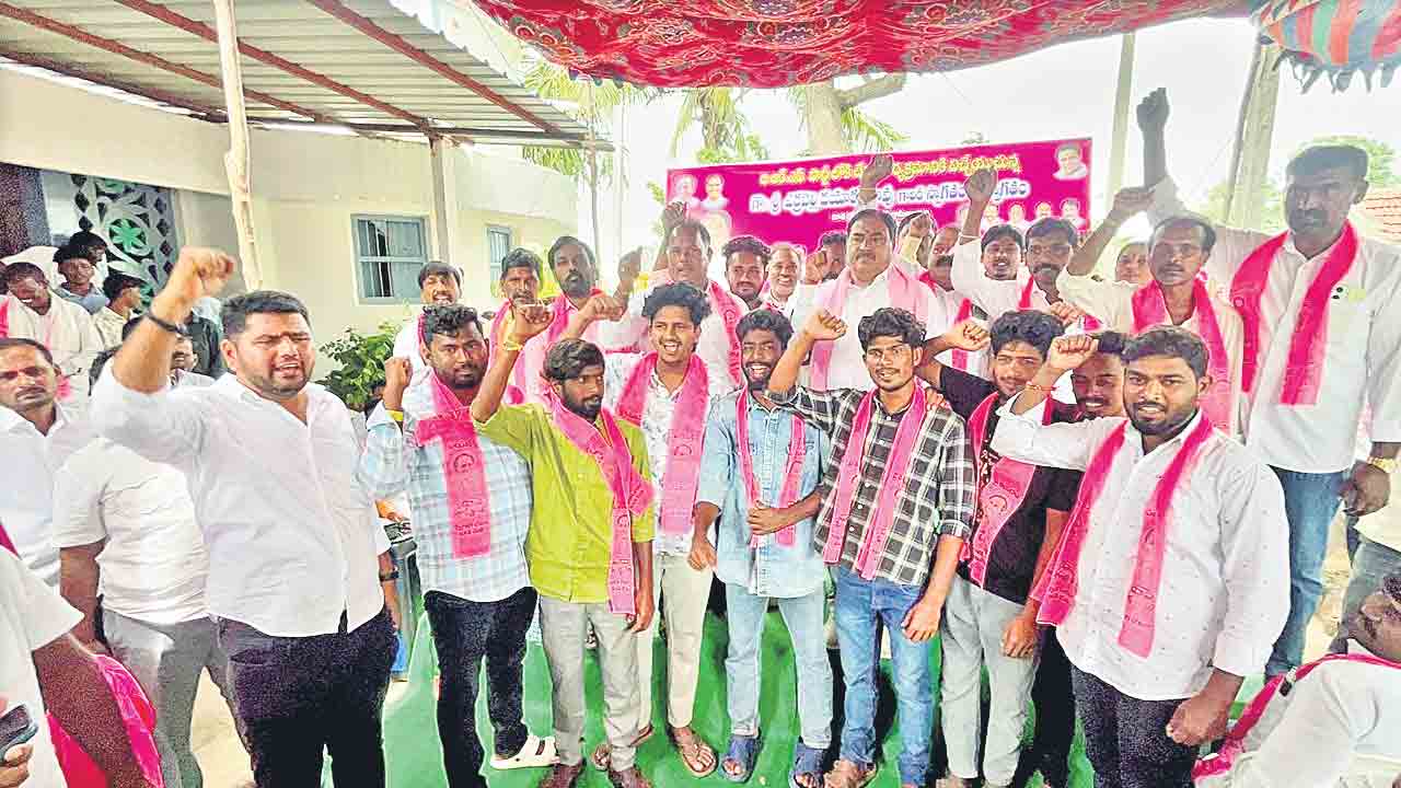 బీఆర్‌ఎస్‌లో చేరిన కాంగ్రెస్‌ నాయకులు