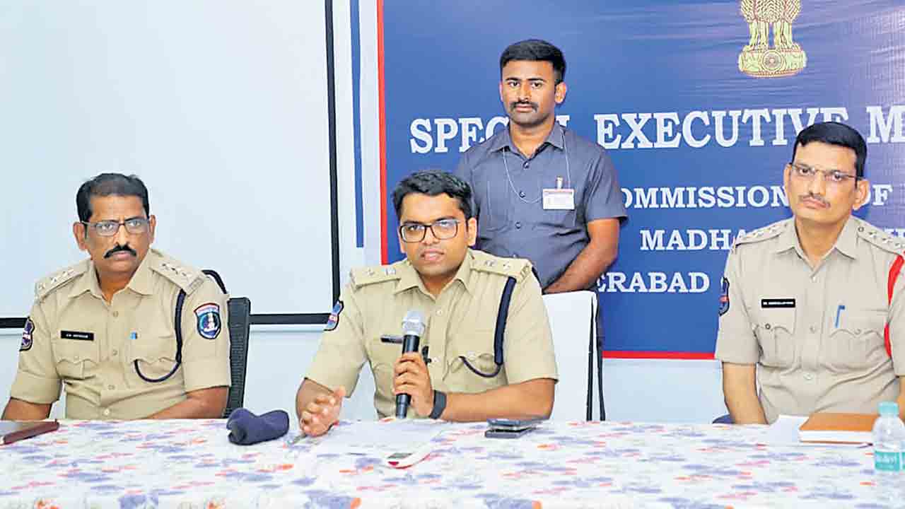 కొండాపూర్‌లో రేవ్‌పార్టీపై దాడి