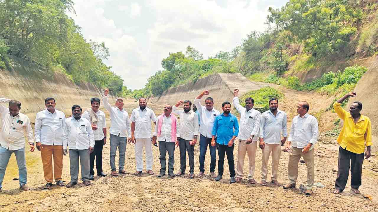 ఎండిపోయిన ఎస్సారెస్పీ కాల్వ పరిశీలన