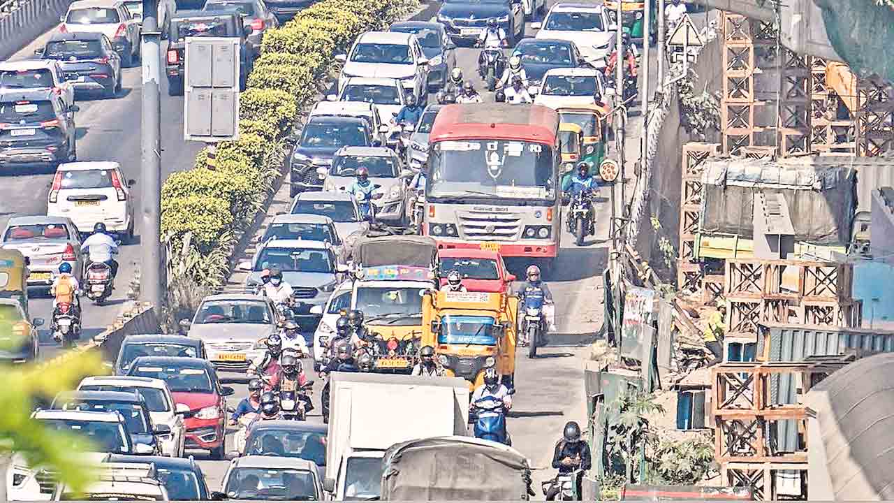 బెంగళూరులో అధ్వానంగా రోడ్లు.. మోదీజీ ట్రాఫిక్‌ కష్టాలు తీర్చండి!