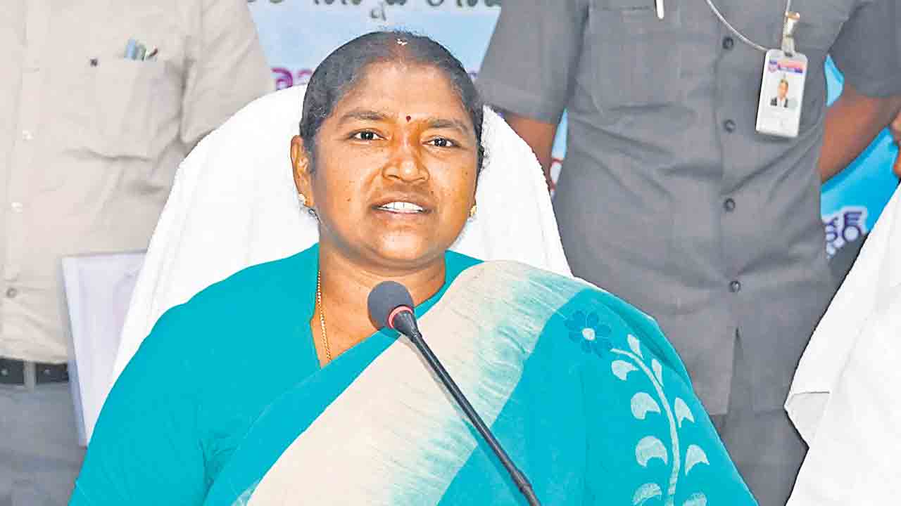 వర్ష బీభత్సం.. రోడ్లు విధ్వంసం