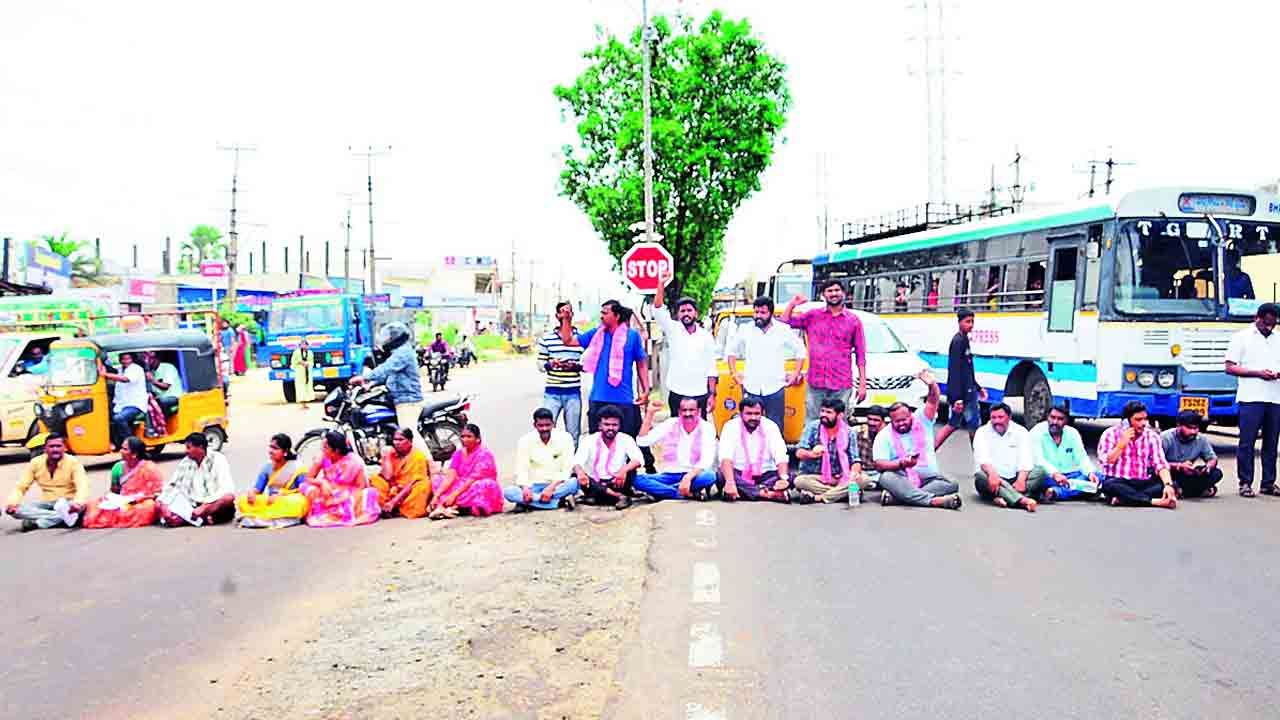 ఫిరాయింపు ఎమ్మెల్యేలు రాజీనామా చేయాలి