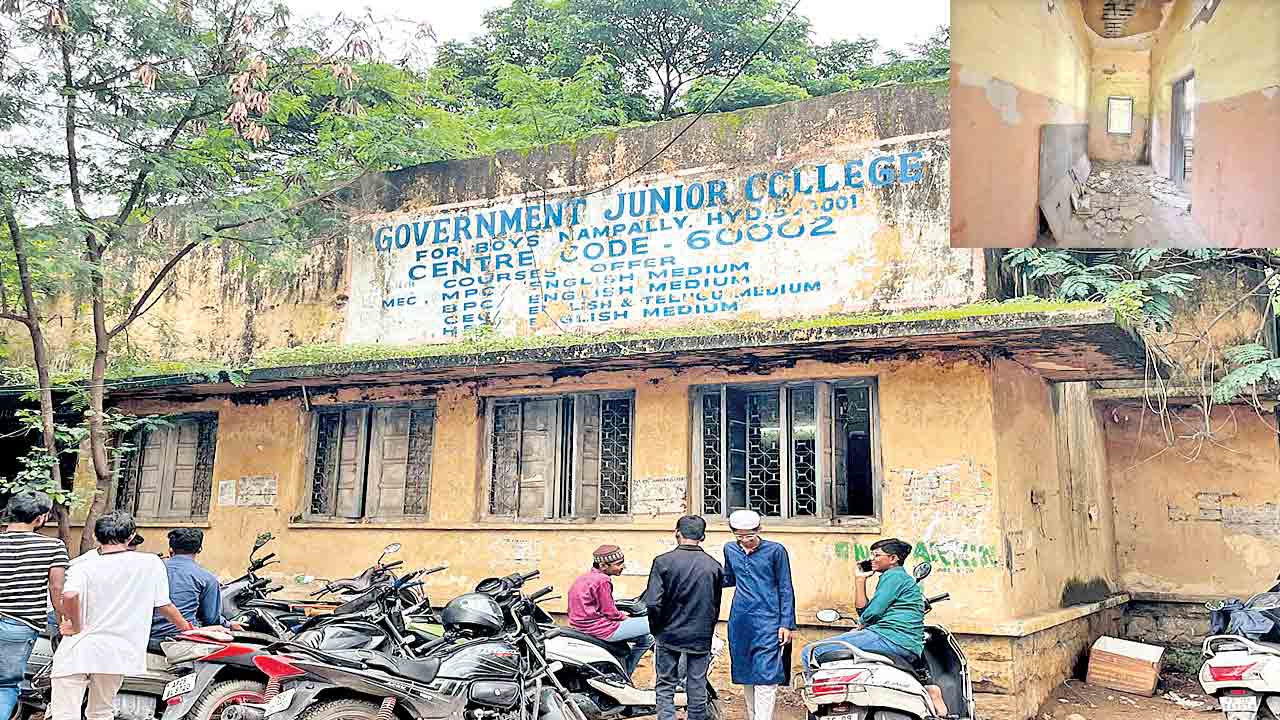 శిథిలావస్థలో సర్కారు కాలేజీ భవనాలు.. 35 కాలేజీల్లో దినదిన గండంగా గడుపుతున్న విద్యార్థులు