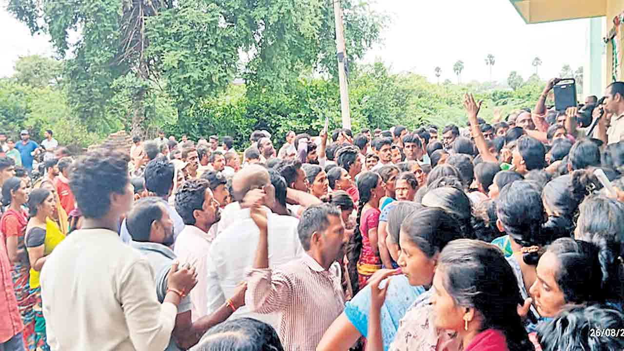 నాడు కరెంట్‌.. నేడు యూరియా