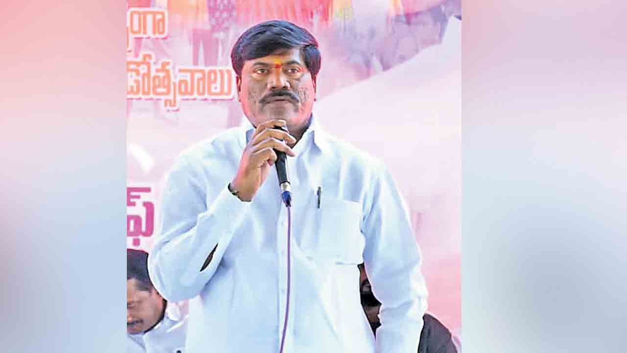 రైతుల సమస్యలు విస్మరించి రాజకీయ యాత్రలా?