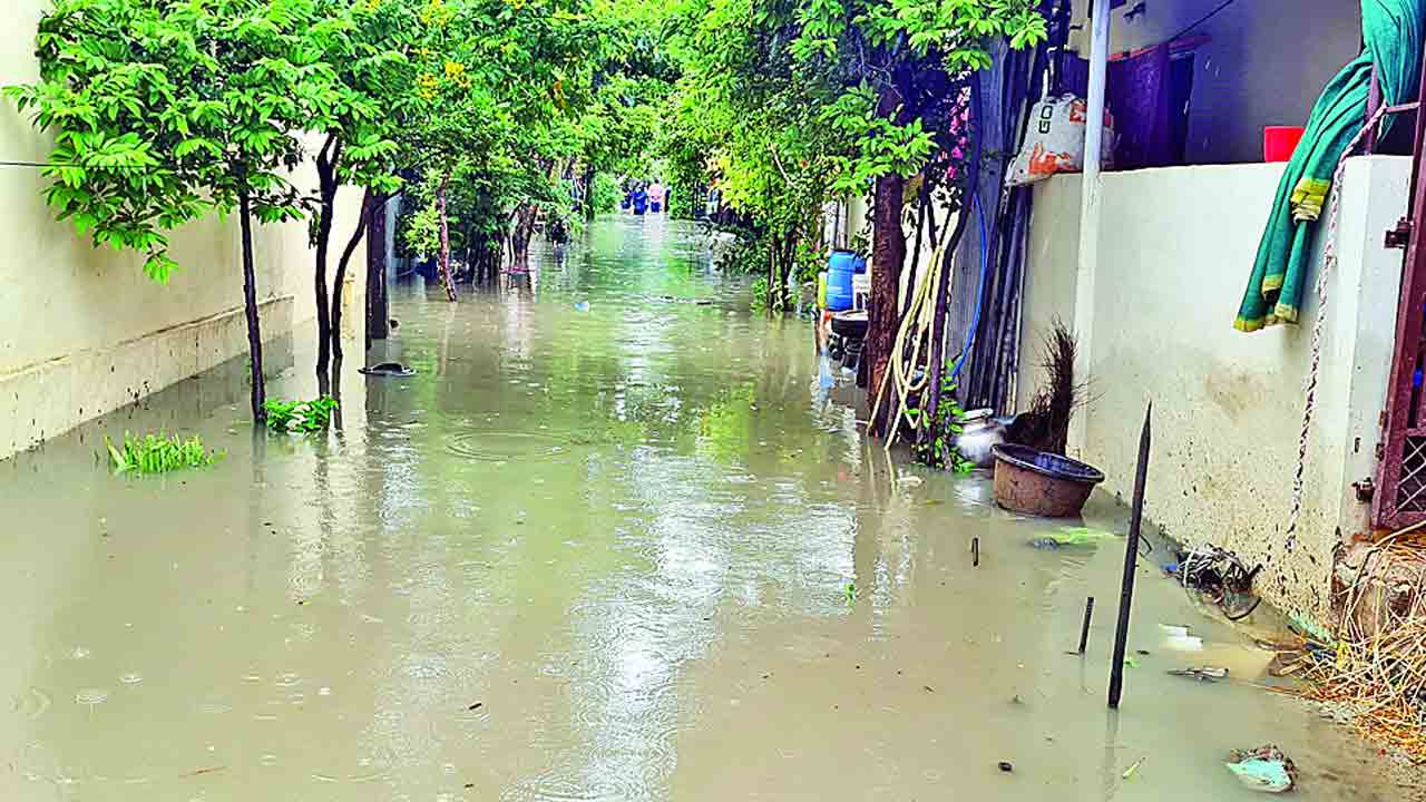 మంత్రి రారు.. ఎమ్మెల్యే లేరు