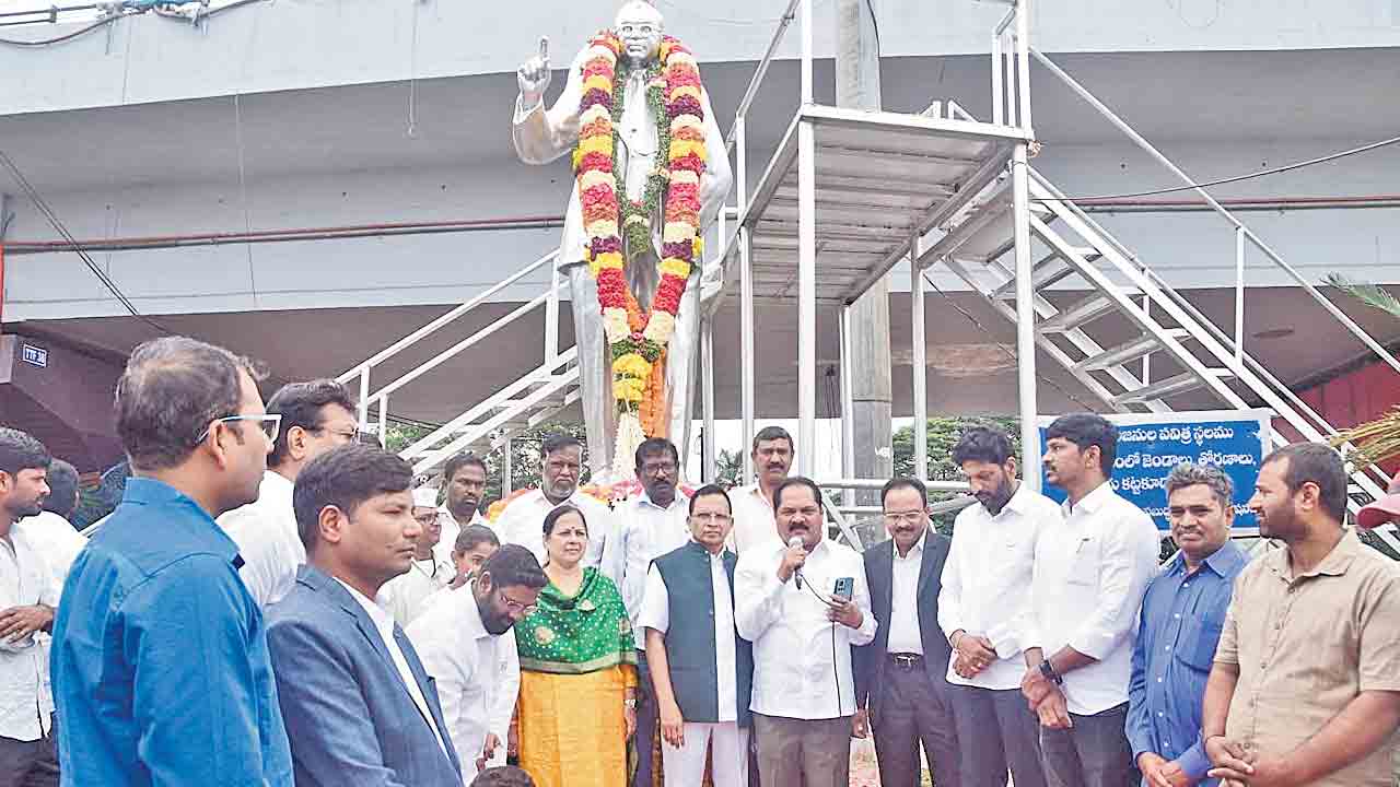 13ఏండ్లుగా అంబేద్కర్‌కు పుష్పాంజలి
