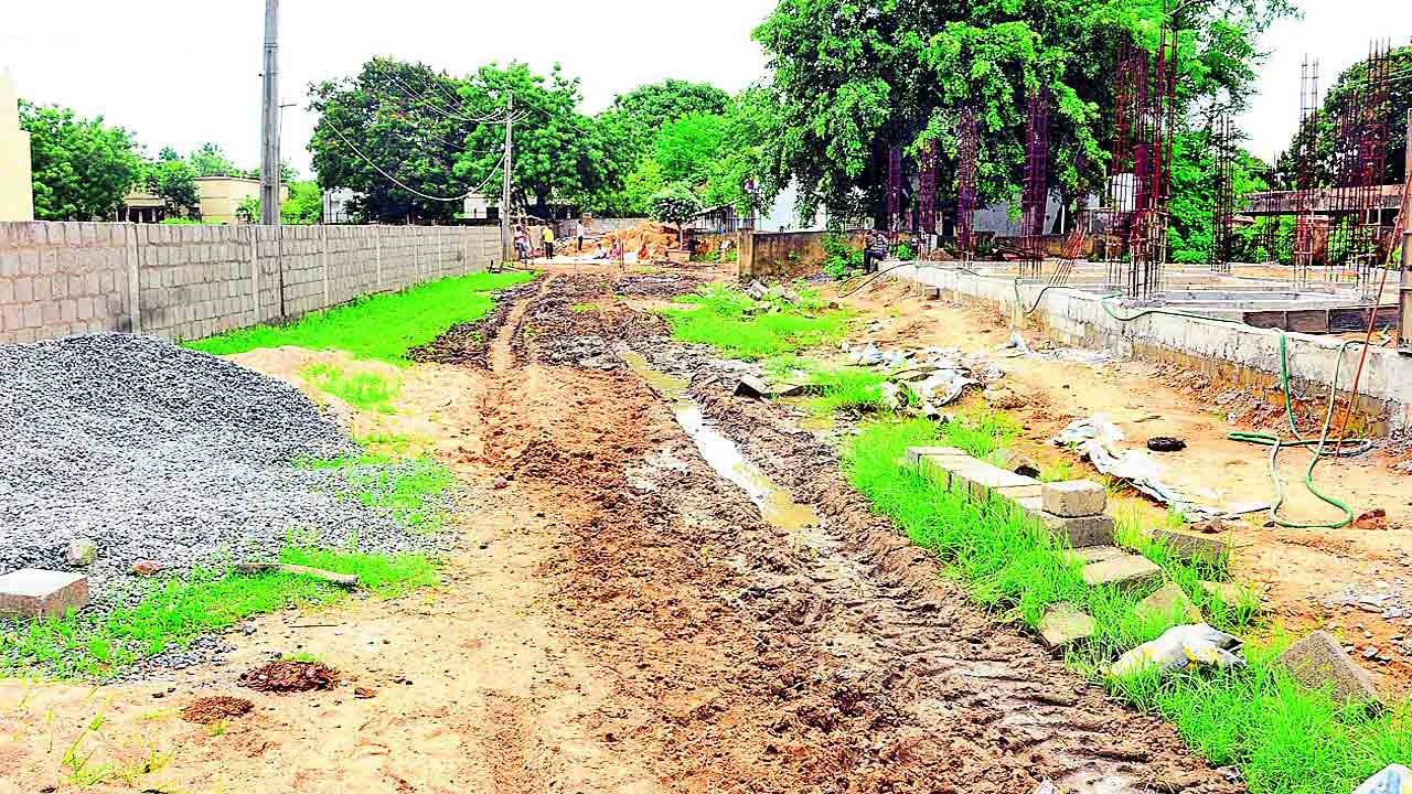 పేదోడి జాగాపై పెద్దల ప్రతాపం