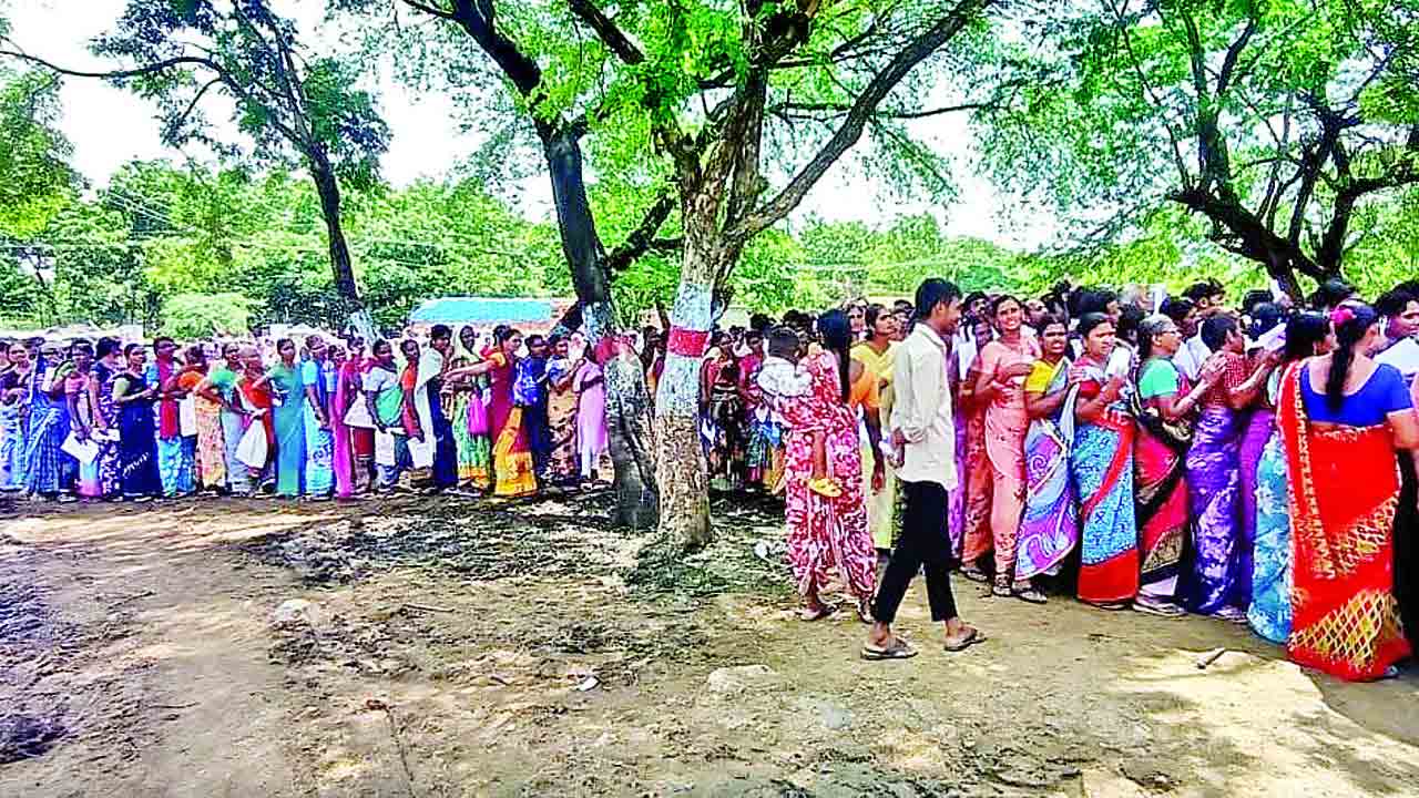 బారులు తీరినా దొరకని ఎరువు