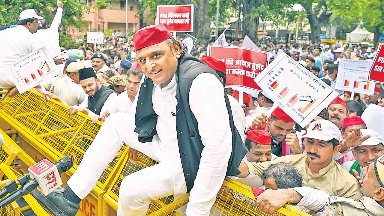 ఓట్‌ చోరీపై నిరసన జ్వాలలు