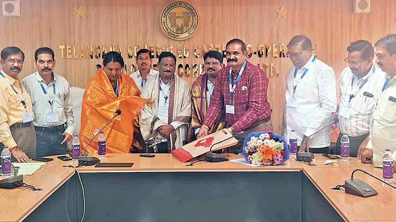 ఎస్సీ కార్పొరేషన్లో దొడ్డిదారిన డిప్యూటేషన్!.. వివాదాస్పద అధికారికి అందలం