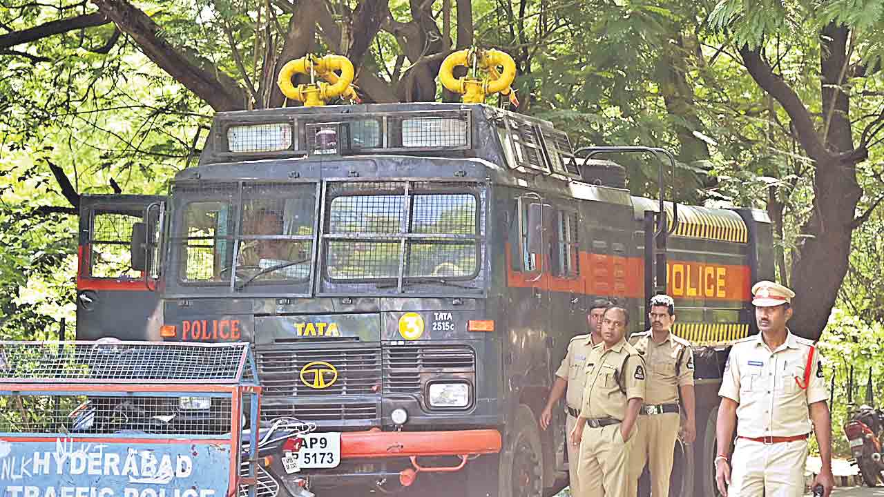 అడుగడుగునా నిర్బంధం