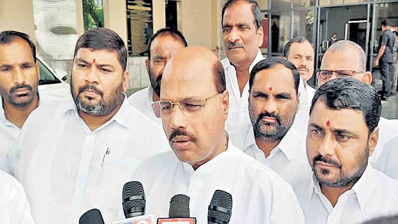 ప్రభుత్వ నిర్లక్ష్యంతోనే ఎరువుల కొరత