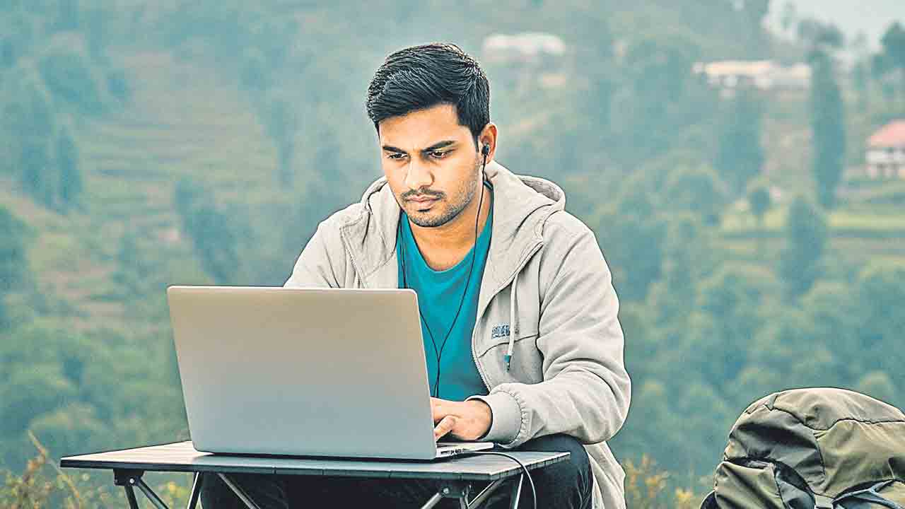 సోలోగా.. కొండంచుల్లోకి