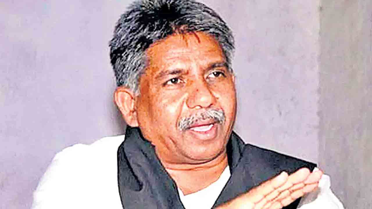 పింఛన్ పెంచుతవా? గద్దె దిగుతవా?