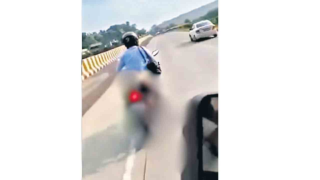 భార్య మృతదేహాన్ని బైక్కు కట్టి!