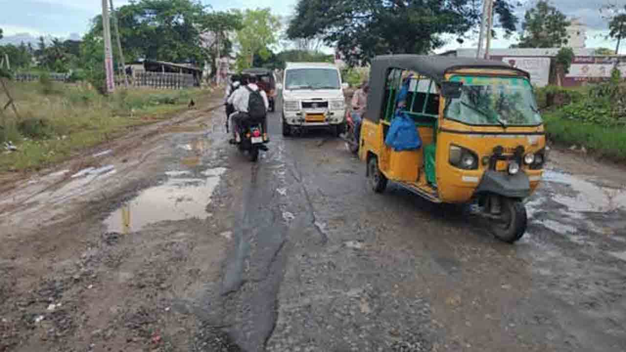 వర్షాలతో 854కి.మీ మేర రోడ్లకు నష్టం
