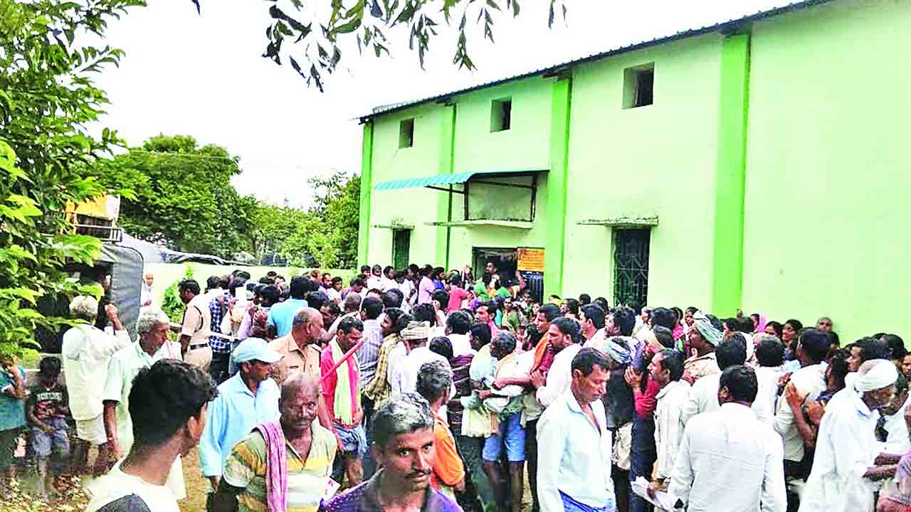 బస్తాలు దొరకవు తిప్పలు తప్పలు