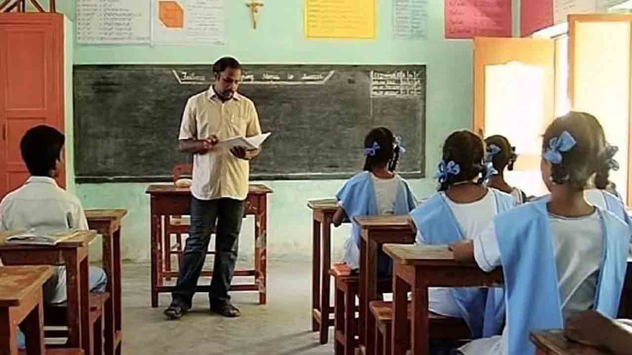 కాంట్రాక్ట్‌ టీచర్లకు అందని వేతనాలు