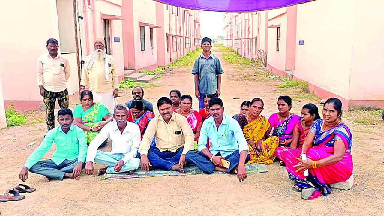 గూడు లేక.. గుండె ఆగి !