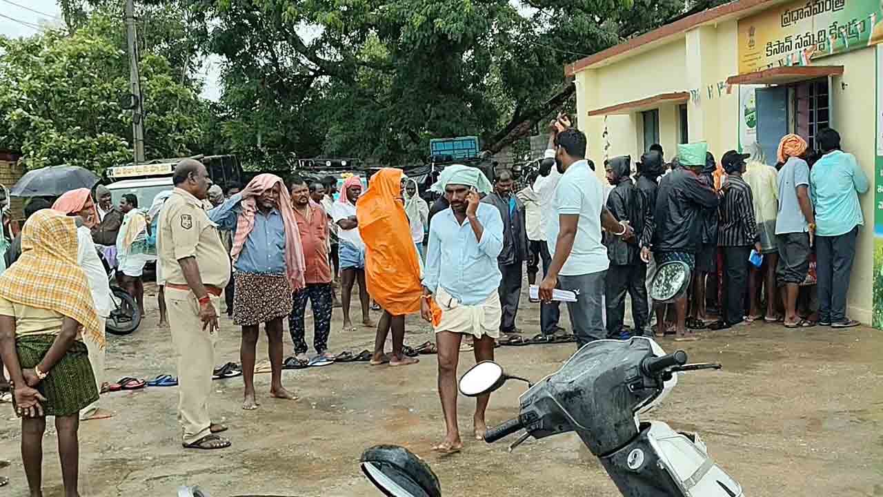 ఆందోళన కలిగిస్తున్న యూరియా కొరత