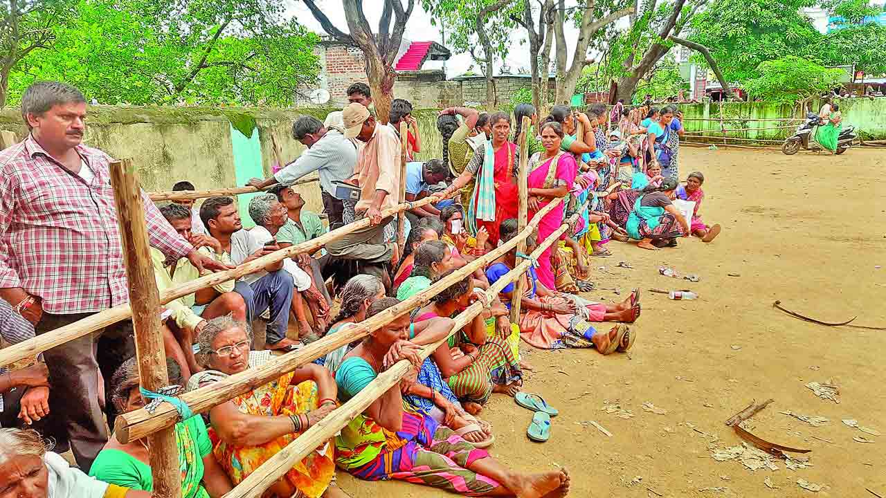 యూరియా కోసం నరకయాతన