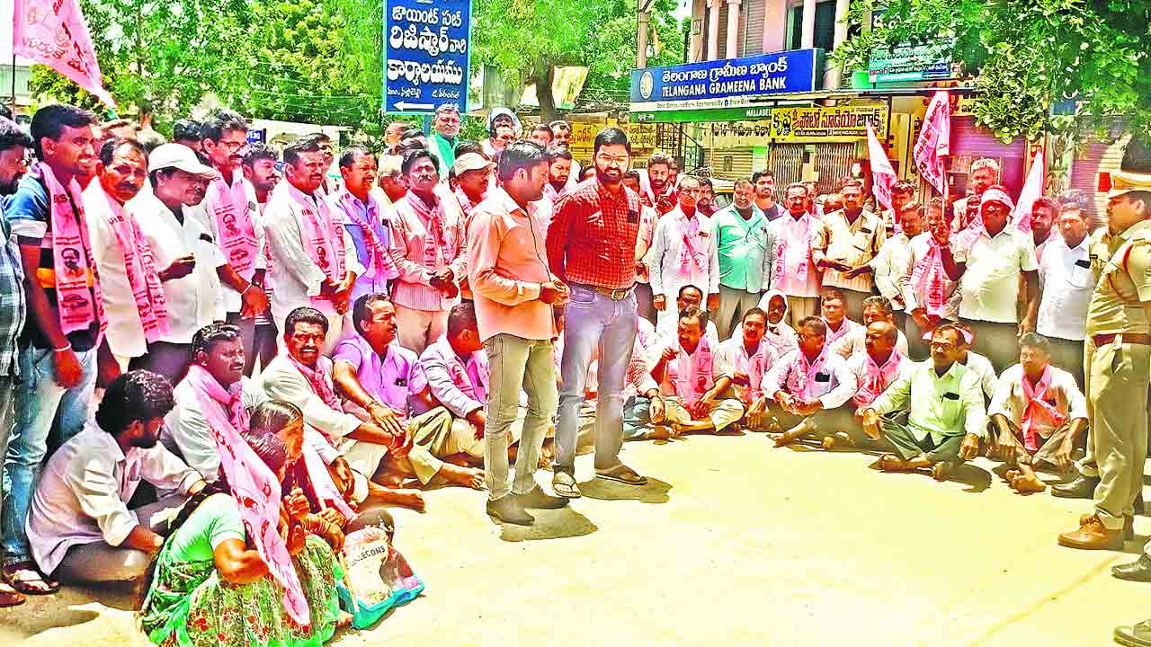 యూరియా  కొరతపై  ఎక్కడికక్కడే  ధర్నాలు