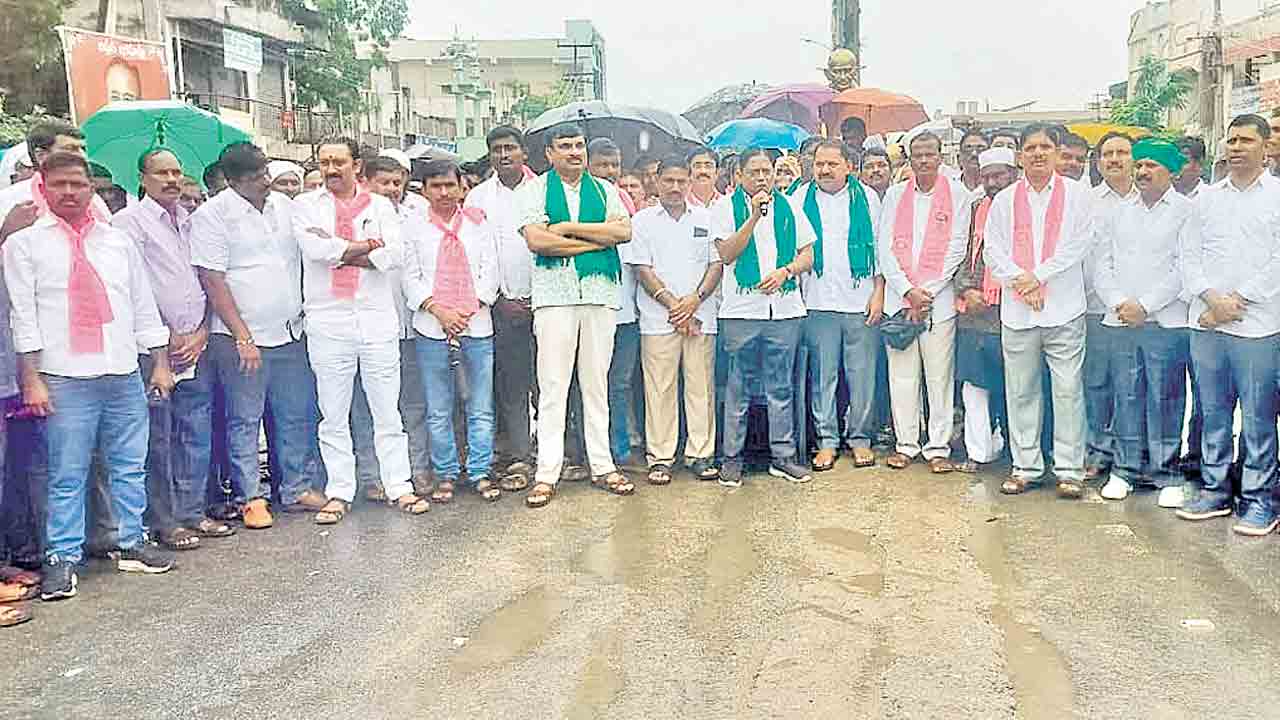 రైతులు రోడ్డెక్కుతున్నా సీఎంకు పట్టింపులేదా?