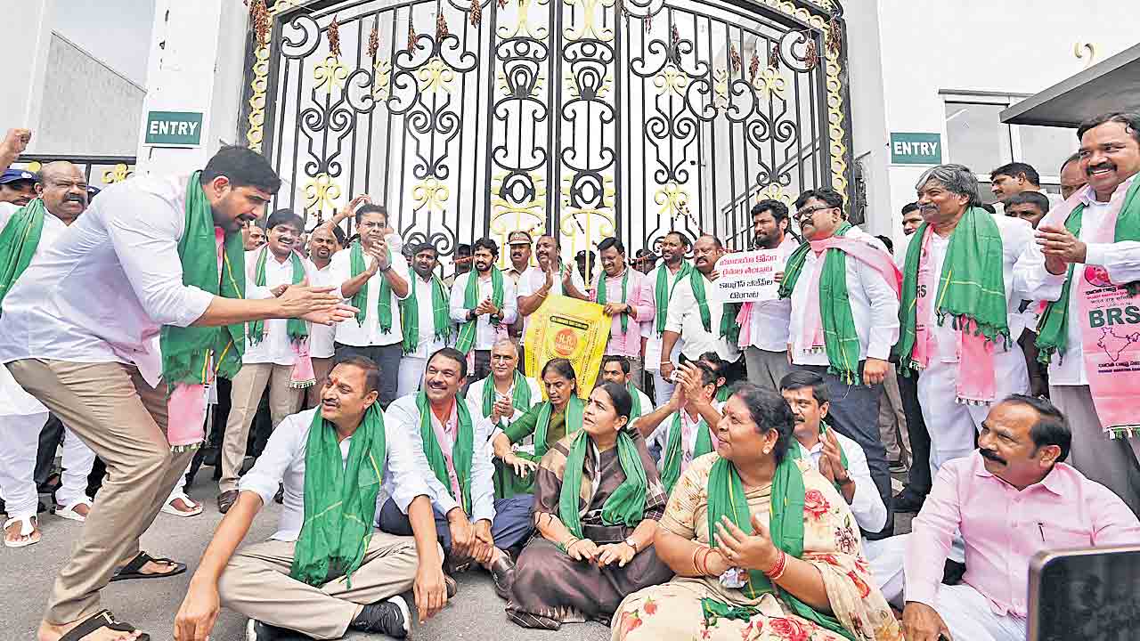 గణపతి బప్పా మోరియా.. ఇవ్వాలయ్యా యూరియా!