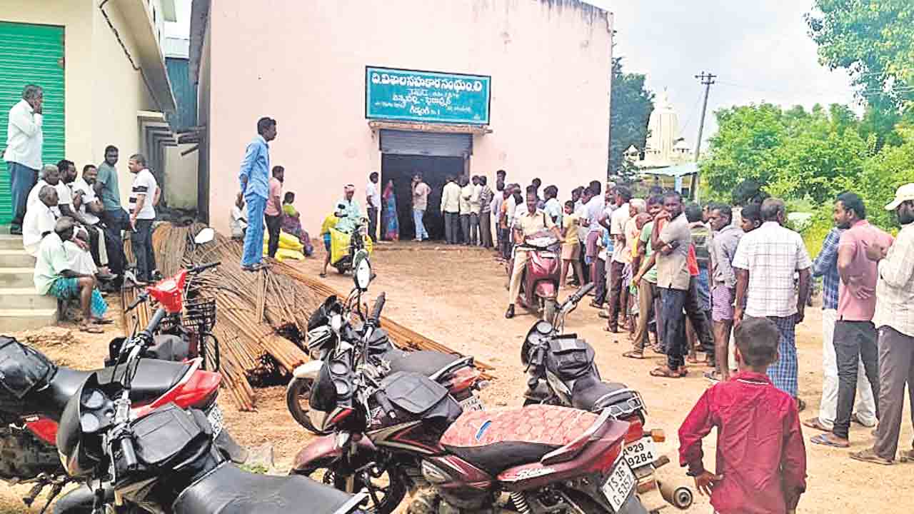 పండుగపూటా పడిగాపులే!