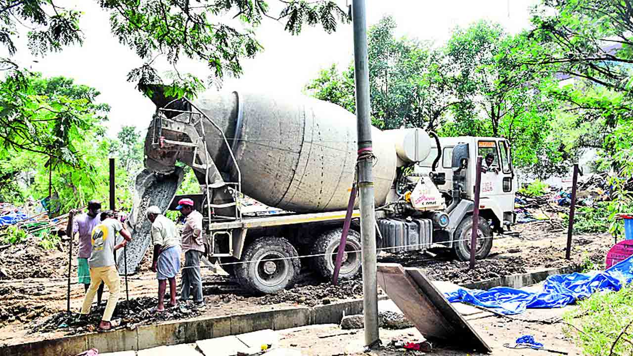 హనుమకొండ బస్టాండ్‌ పక్కన రూ. 100 కోట్ల జాగాపై వివాదం