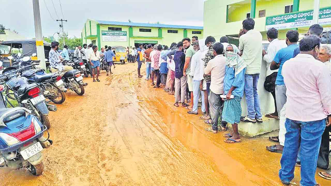 బ్లాక్ మార్కెట్ దందా.. అన్నదాతలను లూటీ చేస్తున్న అక్రమార్కులు
